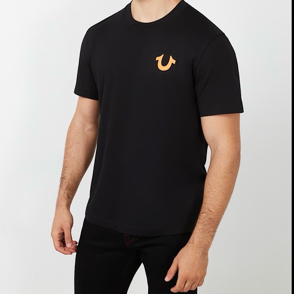 Men’s black shirt sleeve tshirt